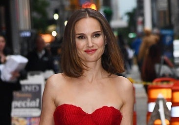 Cinco perfumes en un frasco rojo para regalar en Navidad a mujeres mayores de 50 años